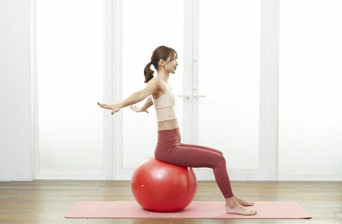 ［巻き肩の修正④］肩を後ろに大きく回しながら、手をゆっくり下げていきます