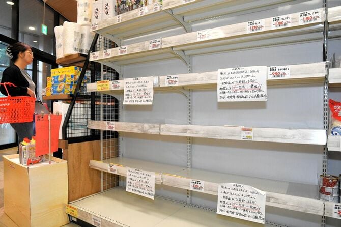 「一家族一袋」と米の購入制限を呼びかける浜田市のスーパー