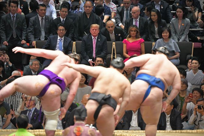 大相撲夏場所千秋楽で、三役そろい踏みを升席で観戦する、（中央左から）安倍晋三首相、米国のドナルド・トランプ大統領、メラニア夫人、安倍昭恵夫人＝2019年5月26日、東京・両国国技館［代表撮影］