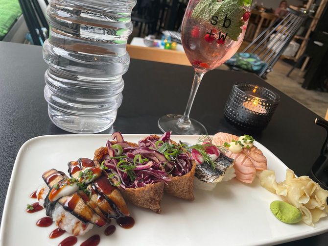 ディルやチャイブなどのハーブ使いも北欧らしく、キノコや紫キャベツなどの野菜を使ったヴィーガンお寿司のバラエティも豊富だ