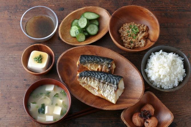 サバ、定食、ヘルシー、豆腐、キュウリ、納豆、モズク、味噌汁、梅干し