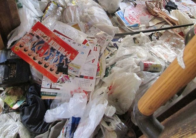 1階のゴミ部屋は膝元あたりまでゴミがたまっていた。