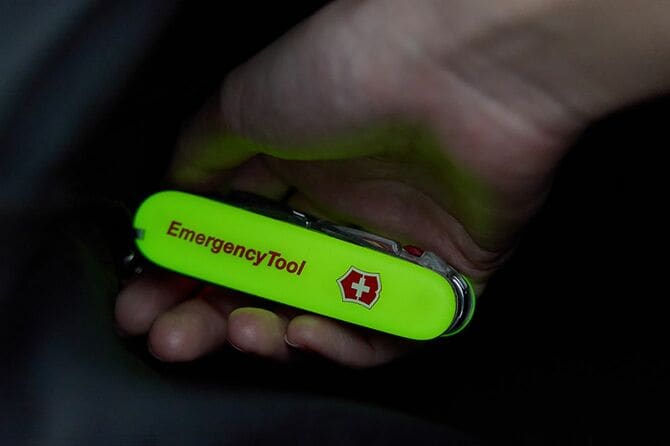 暗闇で光る蓄光素材のハンドルはバッグの中でも視認性抜群。