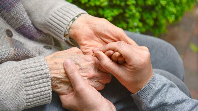 老婦人の手を握り