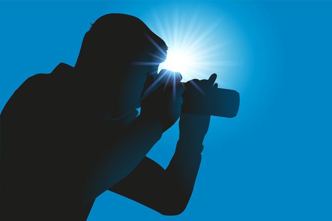 シャッターチャンスを狙うカメラマン