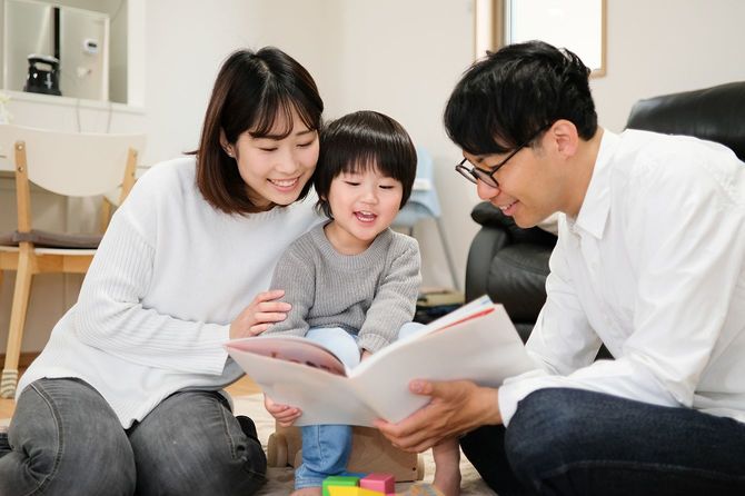 子供に本を読む親