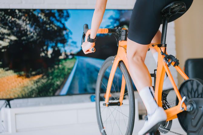 VRサイクルでトレーニングする人