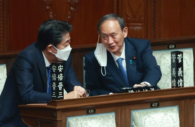衆院本会議で談笑する自民党の安倍晋三元首相（左）と菅義偉前首相＝2022年6月9日、国会内