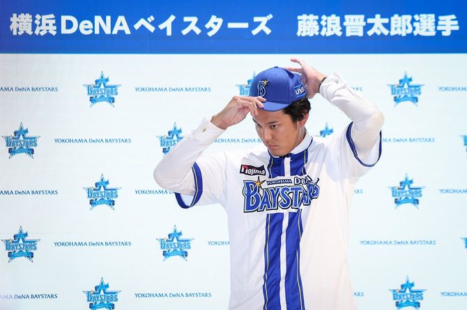 DeNA入団で記者会見し、撮影に応じる藤浪晋太郎投手＝2025年7月18日、横浜市中区