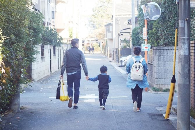 郊外を一緒に歩く家族