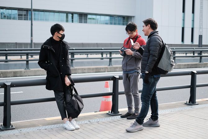 3人で話している若者