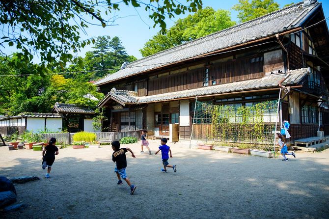 園庭を走る小俣幼児生活団の子供たち。近くに自転車に乗れる広いグラウンドもある。