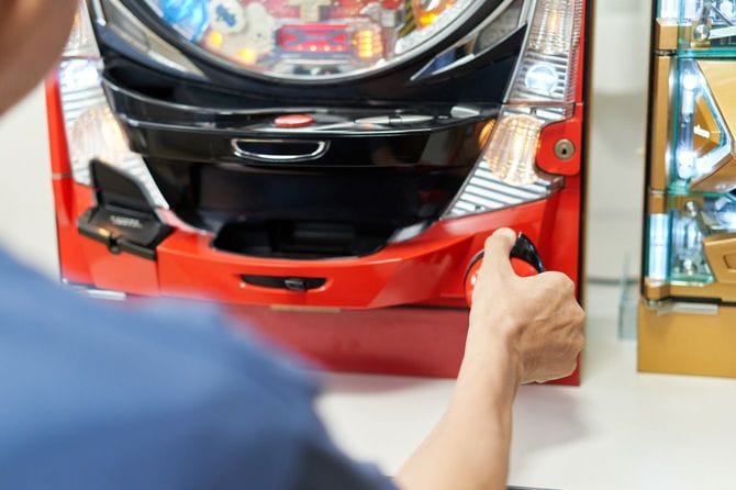 介護施設でパチンコを遊ぶ高齢者