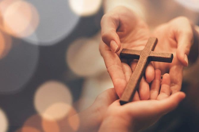 十字架を持つ手