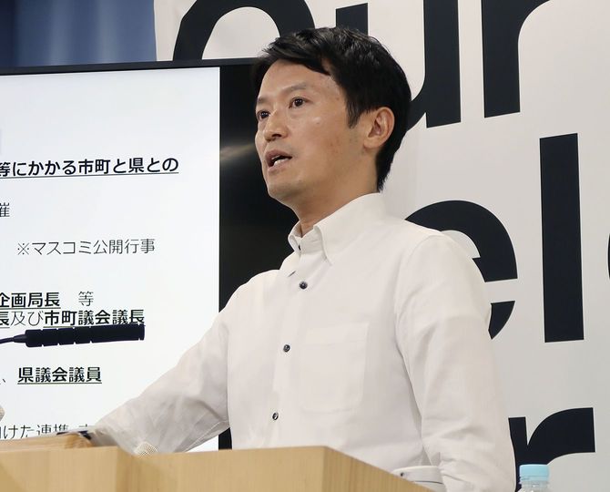 記者会見する兵庫県の斎藤元彦知事＝2024年7月24日午後、県庁