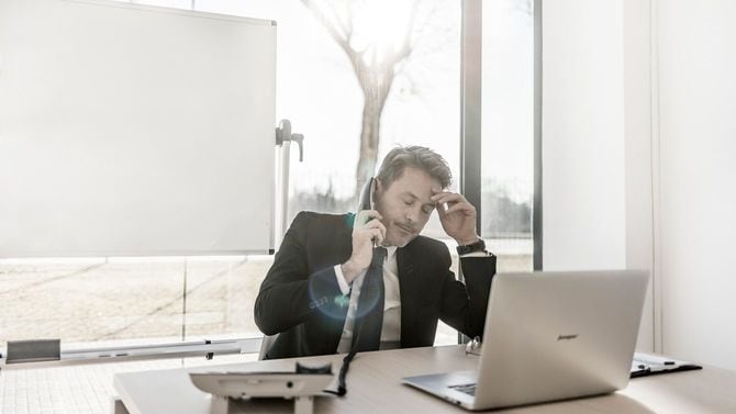 心配事があって頭を抱えるビジネスパーソン