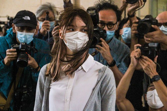 2020年11月、香港での違法集会の容疑で裁判所に出廷した周庭氏