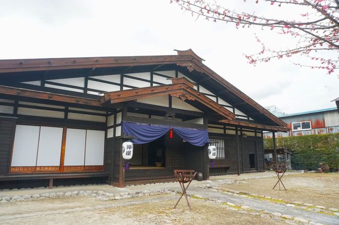 伊那谷地域を統治した飯島陣屋は1993年、資料をもとに再建された。わらむから歩いて行ける距離にある