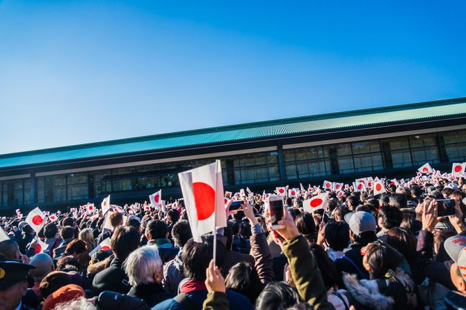 日本の国旗を振る人々