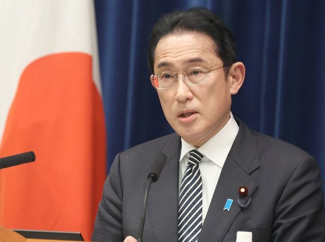 記者の質問に答える岸田文雄首相=2022年4月26日午後、首相官邸