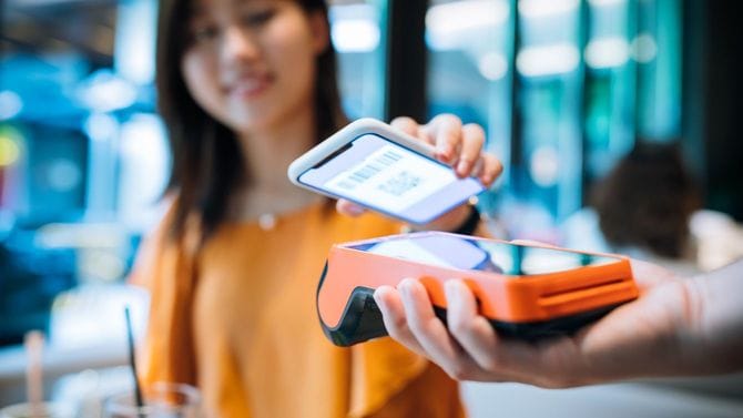 スマホで支払う若い女性