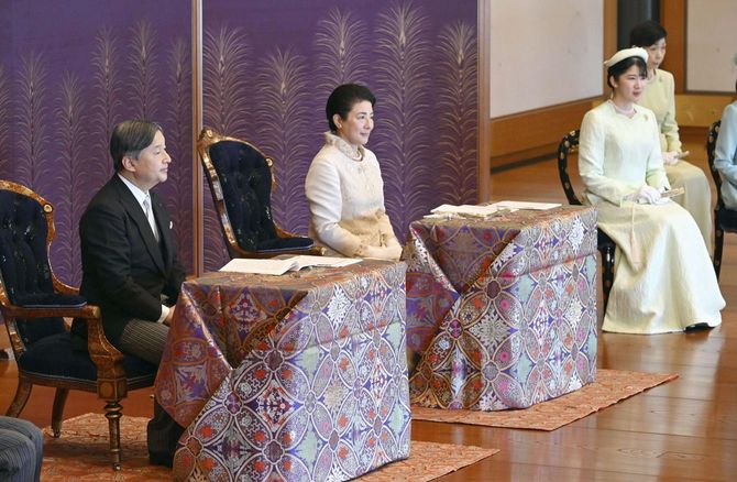 「講書始の儀」で講義を受けられる天皇、皇后両陛下と愛子さま=2026年1月9日午前、宮殿・松の間(代表撮影)