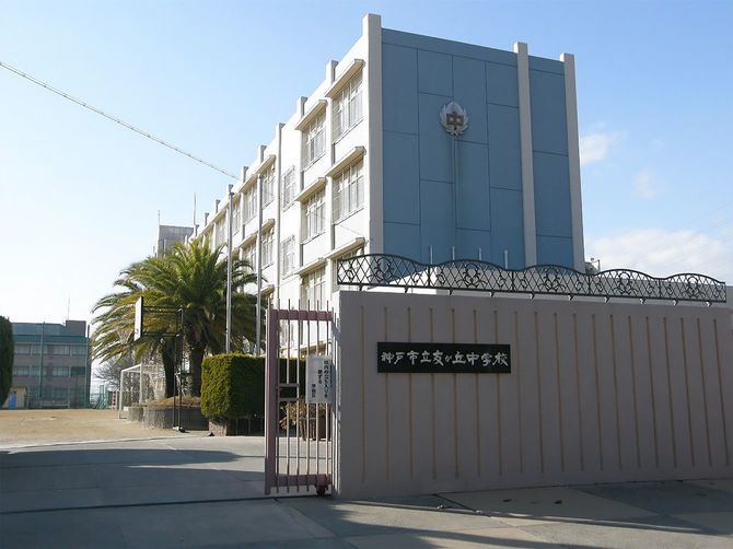 殺害された小学校6年生の土師淳君の頭部が置かれていた神戸市立友が丘中学校の校門（兵庫県神戸市須磨区）