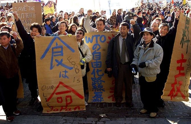 開会中の世界貿易機関（WTO）閣僚会議の会場周辺で国内農業の保護を訴える日本の農業関係者