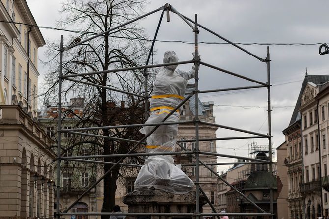 ユネスコの世界遺産に登録されているリビウ歴史地区の像は保護されている（2022年3月撮影）