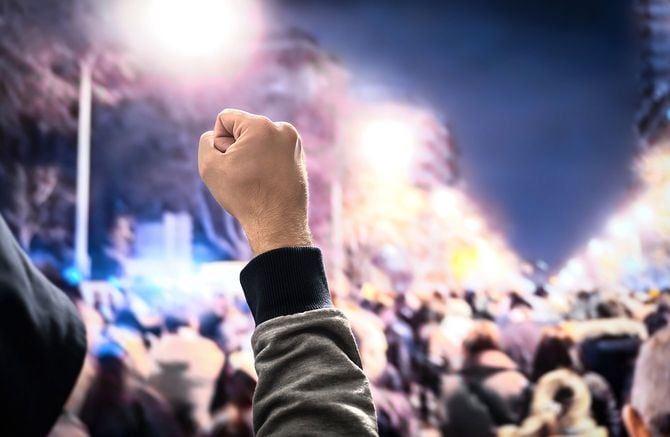 行進する人々の群れ