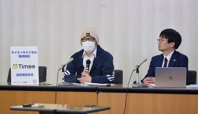 タイミーを提訴後、記者会見する原告の60代男性（左）＝2026年4月21日午後、東京都千代田区