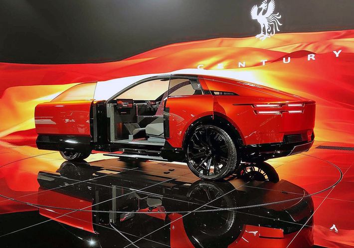 緋色に輝くボディが印象的な車体だが、山崎明さんは「選択はこれで本当によかったのか」と指摘する