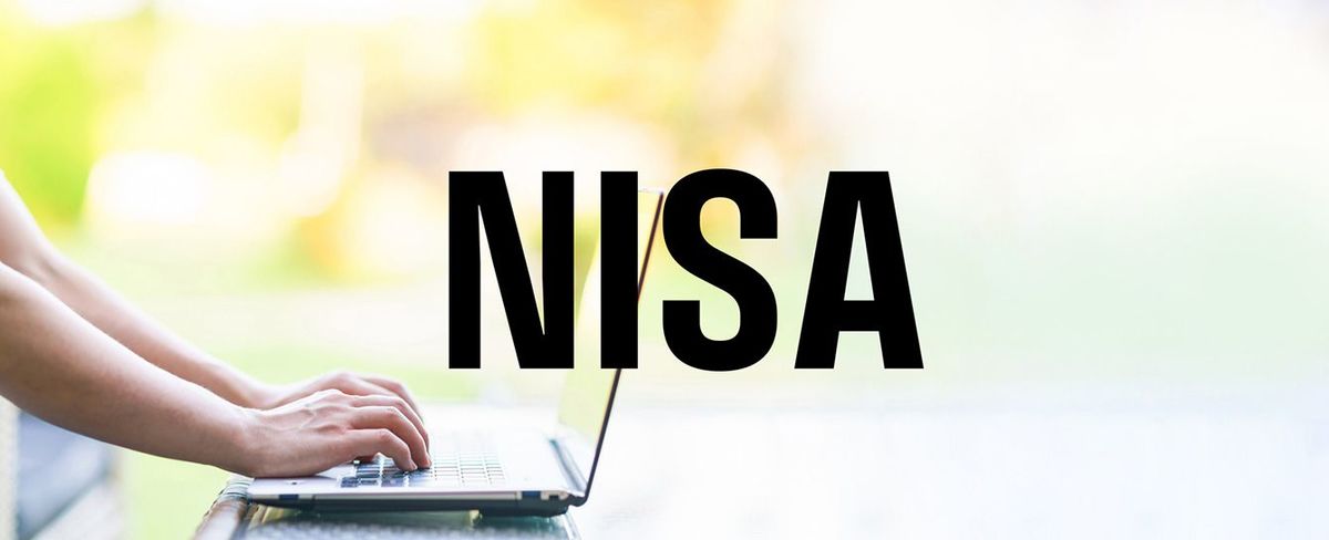 パソコンを使用する人と「NISA」の文字