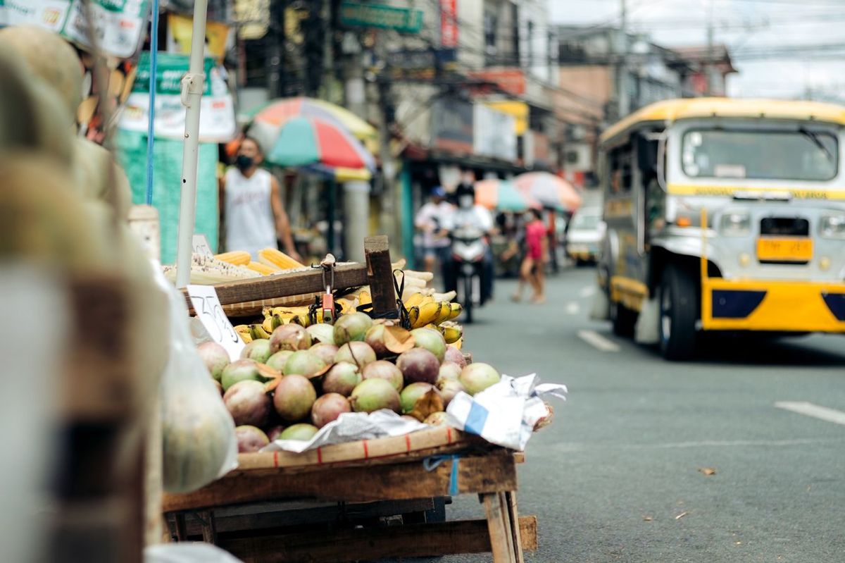 フィリピン・マニラの歩道にマンゴーが並ぶフルーツスタンド