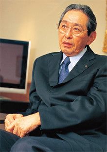<strong>中村邦夫●パナソニック会長</strong><br>1939年、滋賀県生まれ。62年大阪大学経済学部を卒業後、松下電器産業に入社。89年米松下電器パナソニック社社長、96年常務、97年専務兼AVC社社長、2000年社長、06年より現職。2008年10月パナソニックに社名変更、会長に就任。社長時代には「破壊と創造」をスローガンに事業部制の解体や2万人の人員削減などを断行。同社をV字回復に導いた。