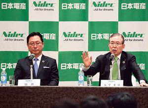 日本電産の永守重信氏（右）と関潤氏（写真は2020年）。