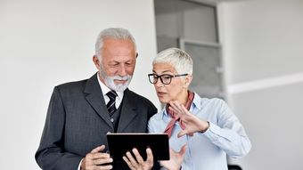定年後も働く人の厚生年金を減らす制度の是非