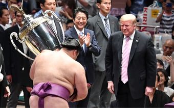 安倍晋三の招待で国技館入りしたトランプ…当時の知られざる舞台裏をホワイトハウス先遣隊スタッフが明かす