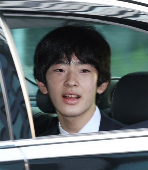 18歳の成年の誕生日を迎え、天皇、皇后両陛下へあいさつに向かわれる秋篠宮家の長男悠仁さま＝2024年9月6日、皇居・半蔵門