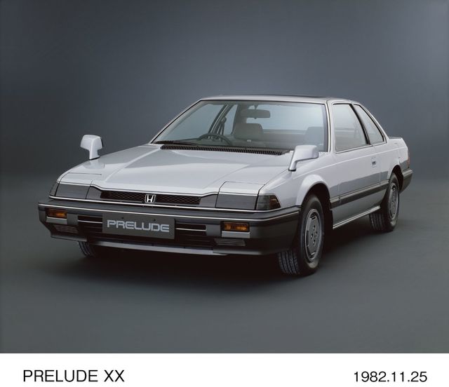 バブル期へと向かう1982年に登場した2代目「ホンダ・プレリュード」。リトラクタブルヘッドライト、低いボンネットが特徴的だ。