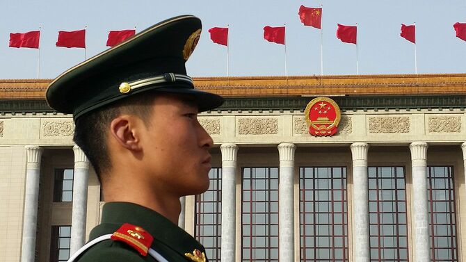 北京の人民大会堂の前に立つ人民解放軍の兵士