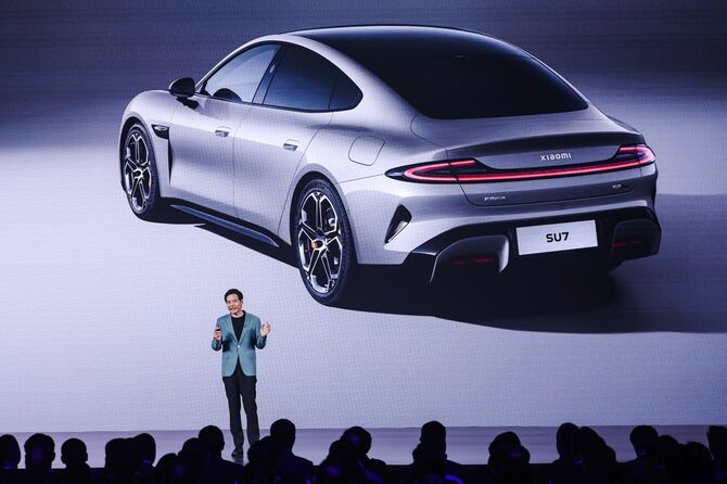 シャオミ・テクノロジーの創業者兼CEO雷軍氏が2024年3月28日、中国・北京の北京Etrong国際展示コンベンションセンターで行われたシャオミSU7電気自動車発表式典でスピーチ。シャオミは2024年3月28日、電気自動車の新製品「SU7」を発表