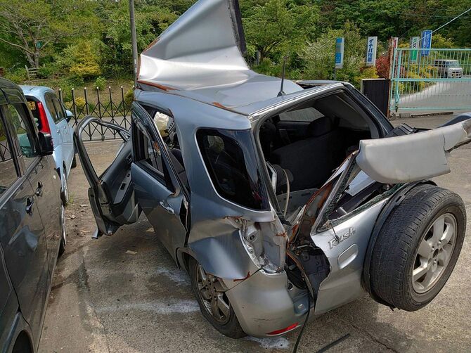 時速194キロの乗用車に衝突された車。運転していた男性は死亡した。
