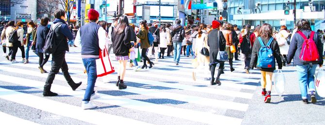 渋谷のスクランブル交差点を渡る人々