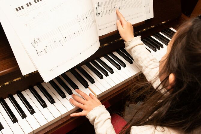 ピアノを練習する少女