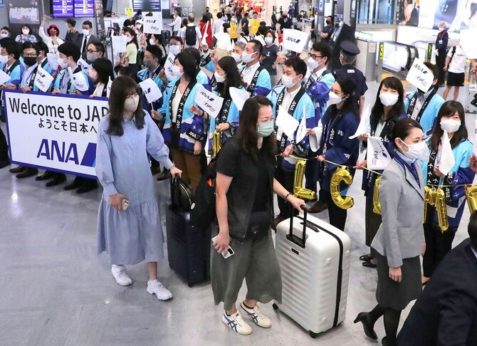 海外からの観光客受け入れが一部再開し、成田空港に到着した香港の団体ツアー客＝2022年6月22日午後、千葉・成田空港