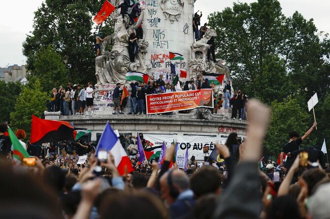 フランス下院総選挙決選投票の結果を受けて、レピュブリック広場に集まって歓声を上げる左派連合の支持者たち＝2024年7月7日、パリ