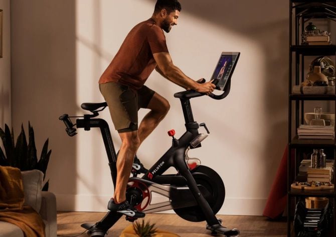 ペロトンの公式サイト。フィットネスバイクに乗る男性