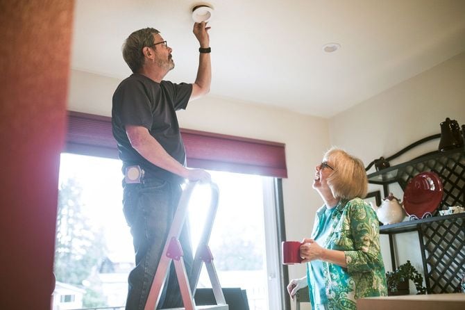 部屋の電球を交換する男性