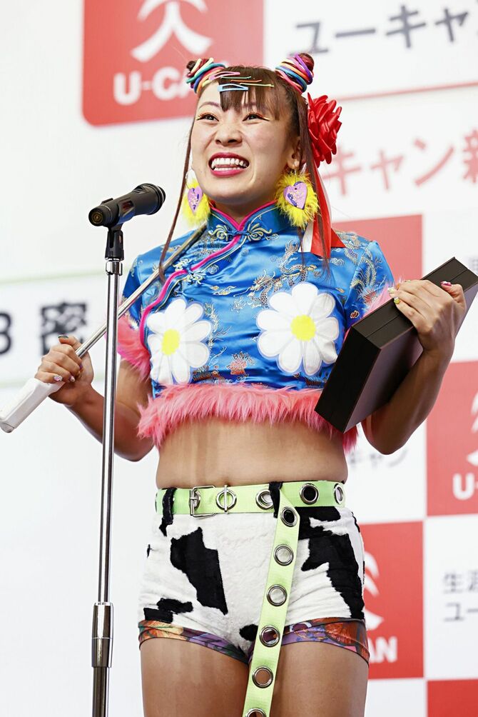 「ユーキャン新語・流行語大賞」のトップテンに「フワちゃん」が選ばれ、スピーチするフワちゃん